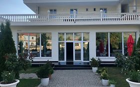 Zisi Hotel & Restaurant